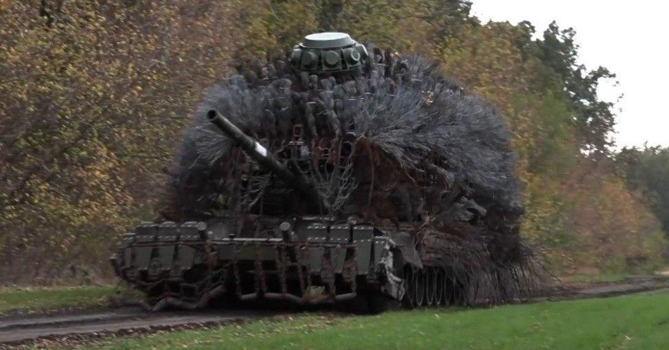 Bandydama apsisaugoti nuo Ukrainos dronų Rusija savo tankus verčia „plieniniais ežiais“ | Verslas