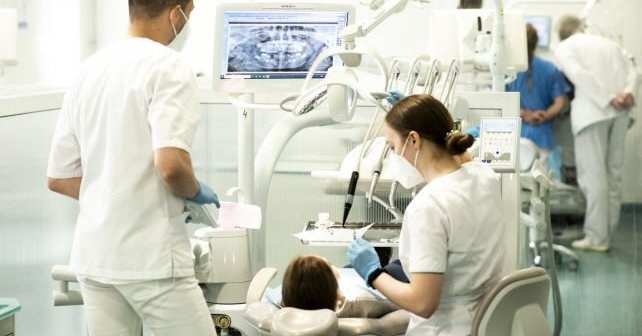 Nuo karieso iki protezavimo: neatlygintinai pagydyta 640 mažųjų pacientų