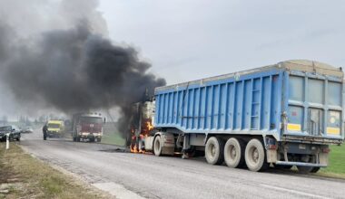 Kėdainių rajono kelyje užsidegė sunkvežimis su grūdais
