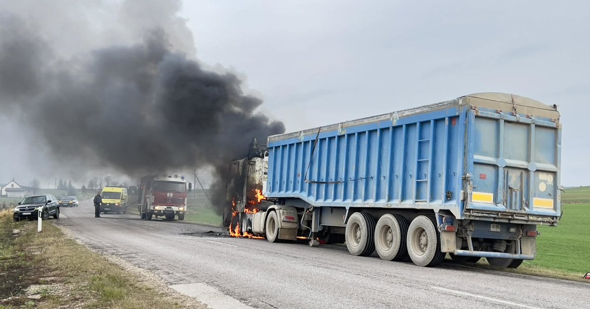 Kėdainių rajono kelyje užsidegė sunkvežimis su grūdais