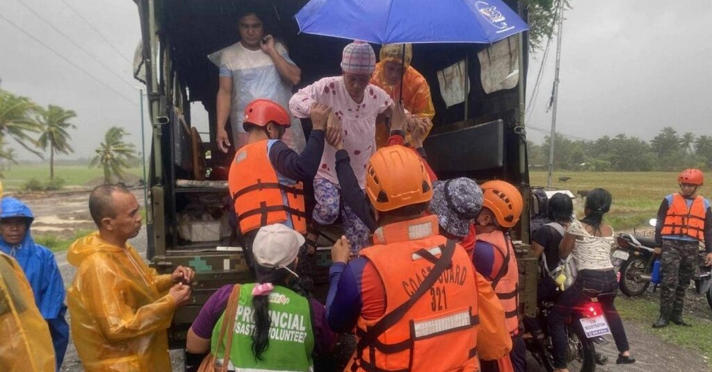 Supertaifūnas „Fung-wong“ pasiekė Filipinų pakrantę