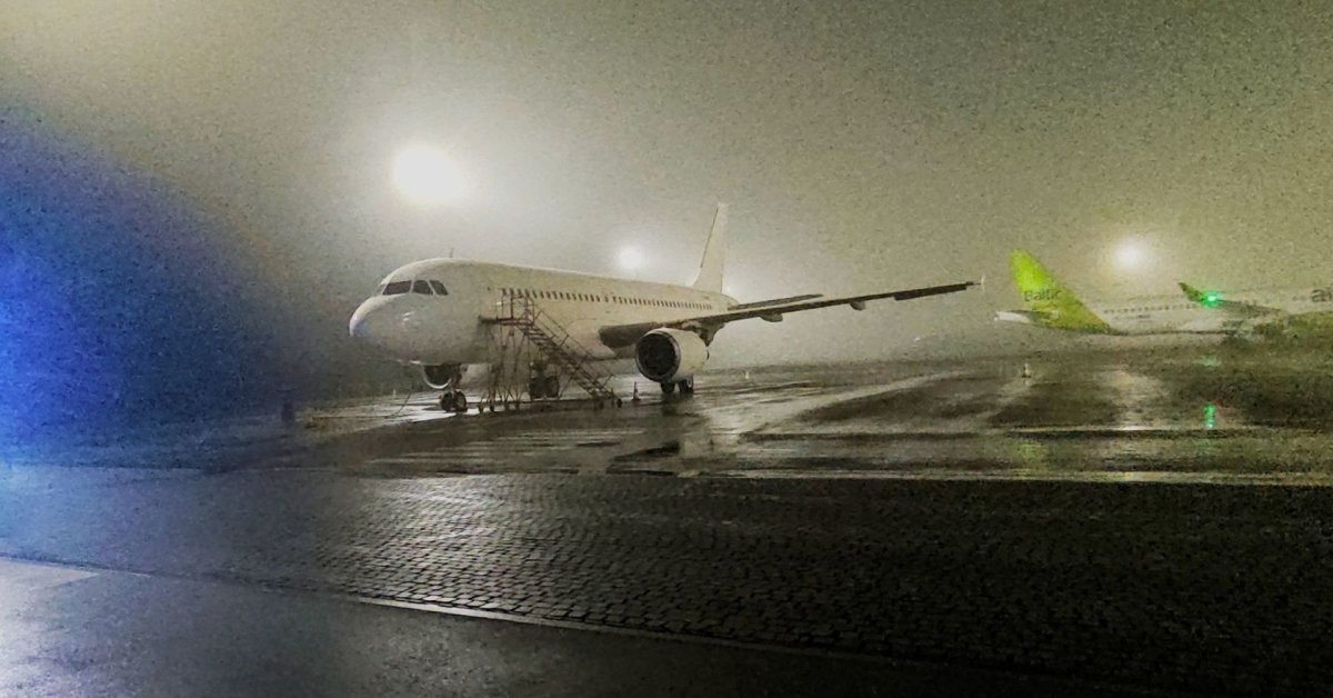 Vilniuje nusileidusiame lėktuve – labai prasiskolinęs keleivis: įteiktas šaukimas pas antstolį