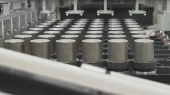 Elektromobilių baterijos gyvena du kartus: senos celės maitina dirbtinį intelektą ir duomenų centrus