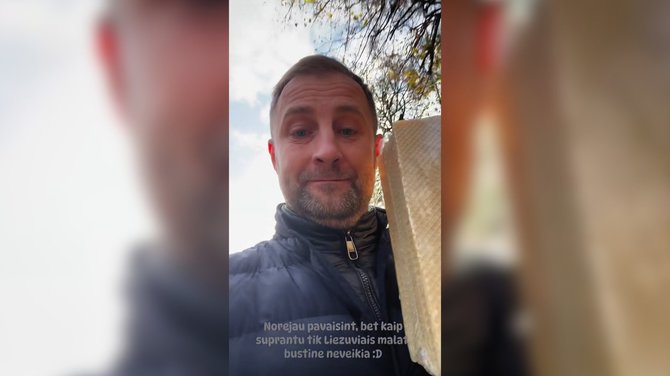 Tyrimo „Veni, Vidi, Vičiūnai“ stopkadras/Šarūnas Matijošaitis su vafliais iš „Lidl“ parduotuvės