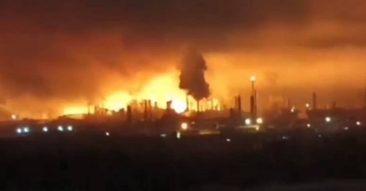 Ramybės nebus: Ukraina atakavo 8 Rusijos regionus, liepsnoja naftos ir chemijos gamyklos