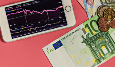 Rusai vėl puola prie valiutos keityklų – pirkimai išaugo dvigubai | Verslas