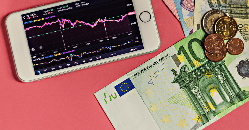 Rusai vėl puola prie valiutos keityklų – pirkimai išaugo dvigubai | Verslas