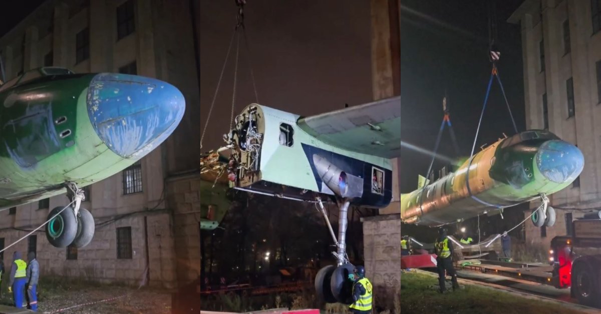 Nustebino Varšuvos gatvėmis riedantis sovietų laikų lėktuvas