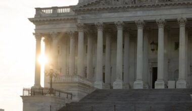 JAV senatoriai pasiekė susitarimą, galintį nutraukti rekordinį vyriausybės darbo nutraukimą - 15min.lt