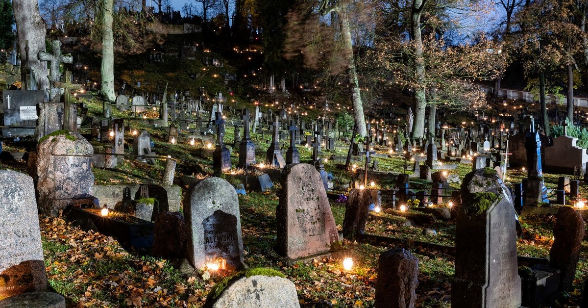 Vėlinių dieną – istorikų paskaitos kapinėse apie valstybės kultūrai svarbias asmenybes