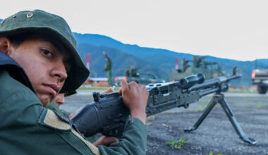 Venesuela skelbia masinę mobilizaciją: dalija senus rusiškus ginklus partizaniniam karui prieš JAV