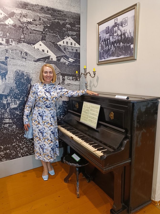 Ritos Bieliauskaitės asmeninio archyvo nuotr. / Rita Bieliauskaitė prie išsaugoto Vinkšnupių dvaro pianino, kuris eksponuojamas Paežerių dvaro muziejuje