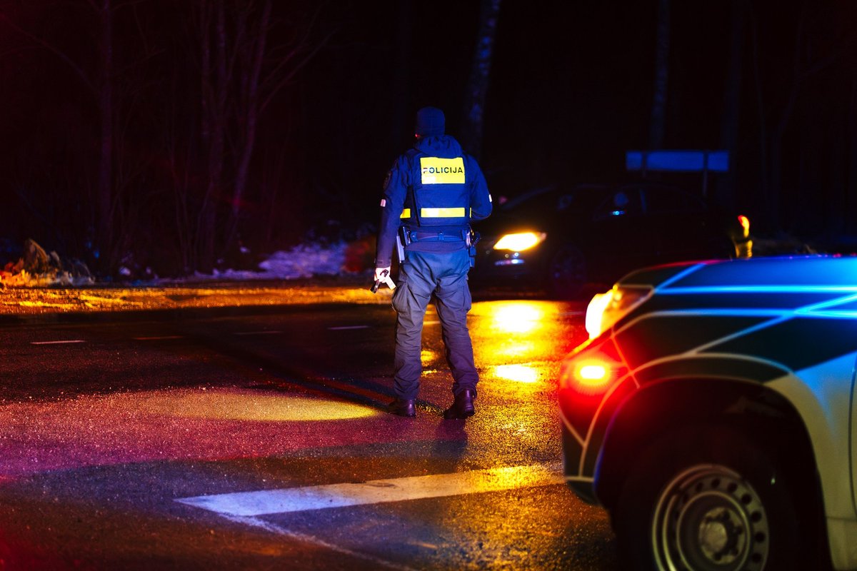 Alytuje 3,11 promilės įpūtęs vairuotojas rėžėsi į garažo vartus