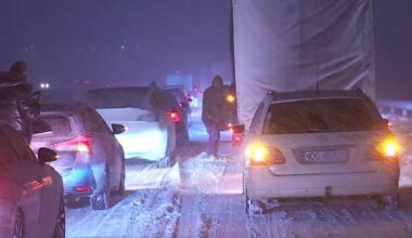 Chaosas Lenkijoje: vairuotojai įkalinti keliuose, sniego danga gali siekti net 60 cm