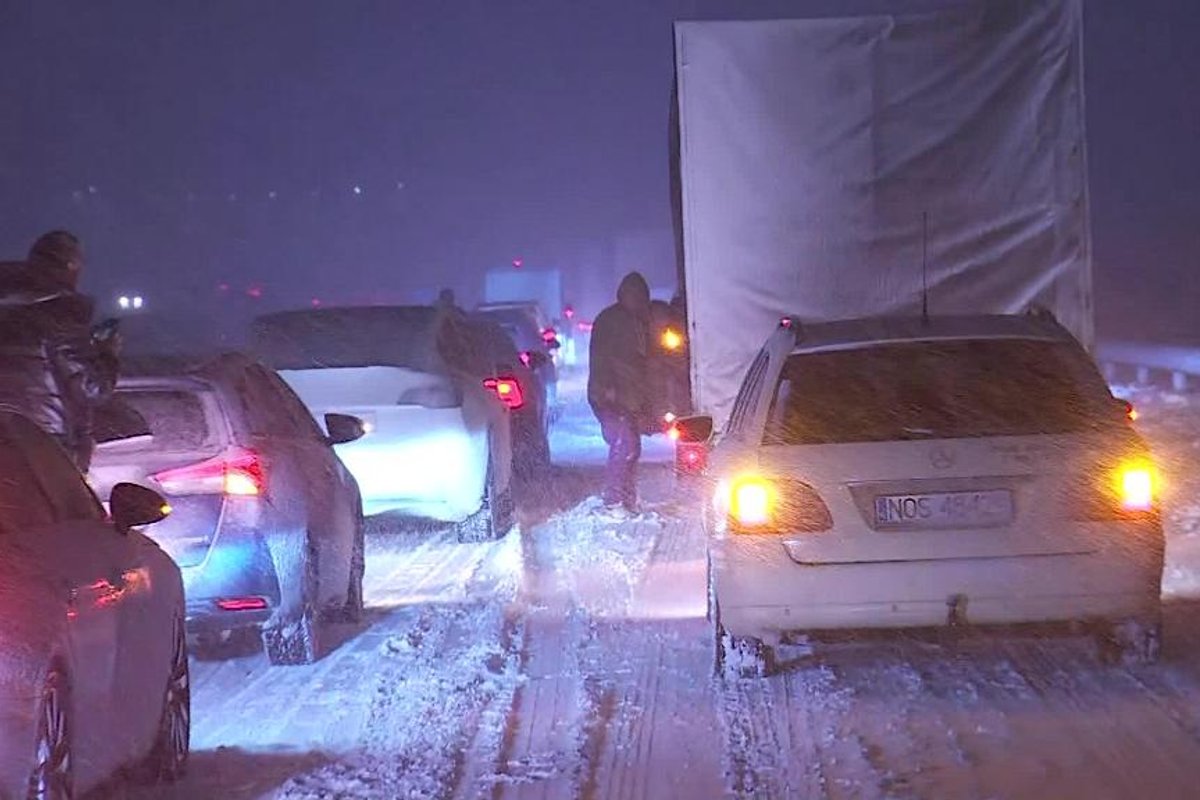 Chaosas Lenkijoje: vairuotojai įkalinti keliuose, sniego danga gali siekti net 60 cm