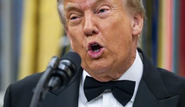 Trumpas piktinosi malonės sulaukusio demokrato „lojalumo trūkumu“