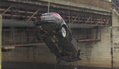 Panevėžyje nuo tilto nuvažiavo BMW automobilis