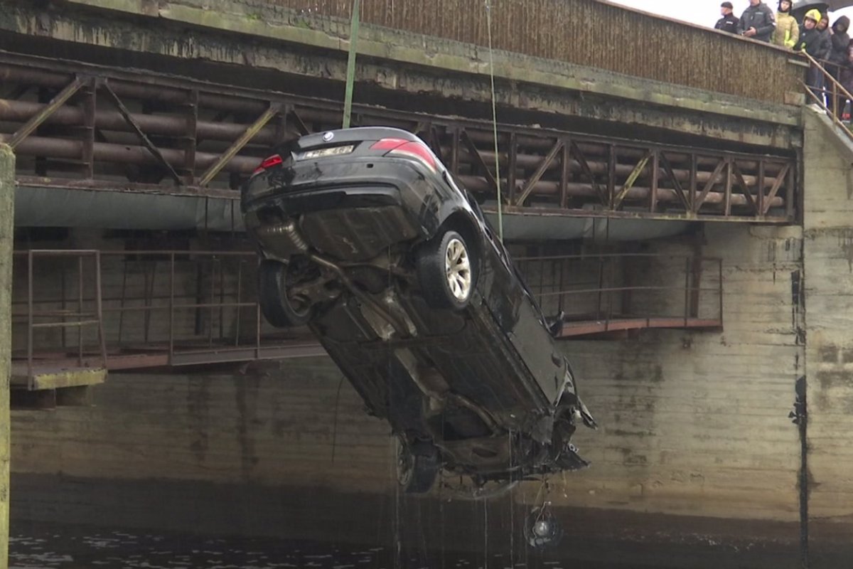 Panevėžyje nuo tilto nuvažiavo BMW automobilis