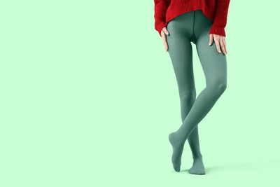 Smaragdo spalvos pėdkelnės ypač dera su aksomu arba satinu.