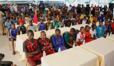 Nigerijoje pagrobėjai paleido apie 100 moksleivių