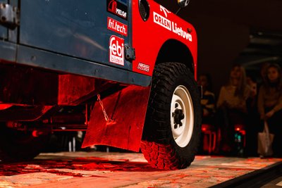 Defender bolidas, kuriuo Dakaro ralyje važiuos Karolis Raišys