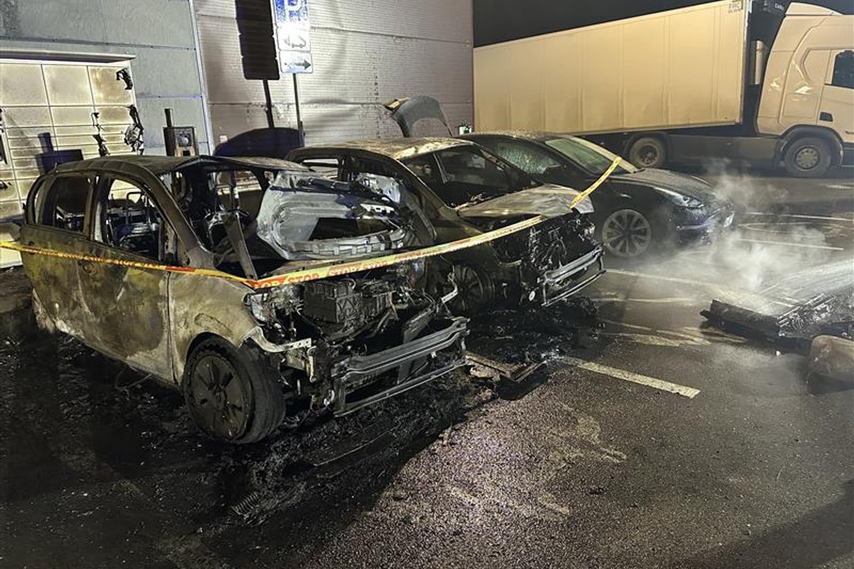 Vilniuje užsiliepsnojo trys elektromobiliai - Delfi