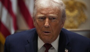 Trumpas smerkia ES skirtą baudą „X“ tinklui ir vadina ją „bjauria