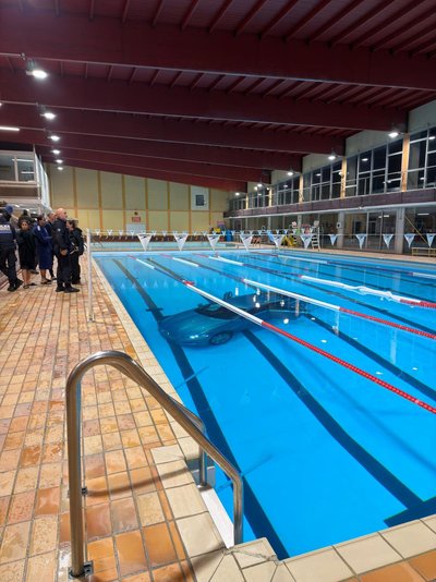 La Ciotat mieste Prancūzijoje moters vairuojamas Jaguar įlėkė į baseiną ir nuskendo