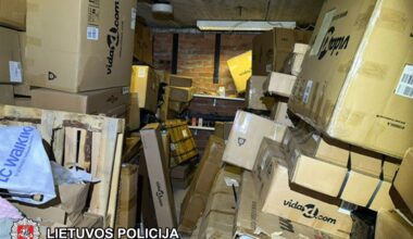 Nusikaltėliai lobo naudodamiesi svetimomis kortelėmis