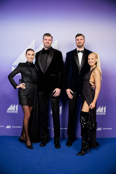 Broliai Kšyštofas ir Darjušas Lavrinovičiai su žmonomis Tatjana ir Edita