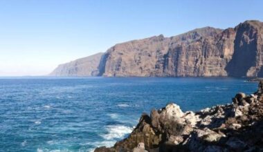 Tenerifėje milžiniška banga užliejo gamtinį baseiną, trys žmonės žuvo - Alfa