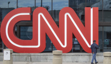 Baltieji rūmai nusitaikė į CNN: vieną po kito įžeidinėja žurnalistus