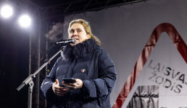 Dovilė Filmanavičiūtė proteste viešai atsiprašė už savo paramą Nausėdai: „Lyderį gavom iš TEMU“ | Vardai
