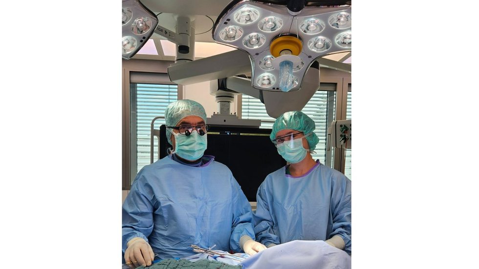 A. Drobnys su kolege operacinėje (Santaros klinikų pranešimo spaudai nuotr.) 