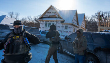 Minesotoje imigracijos pareigūnas paleido šūvius į agentus taranavusį kubietį