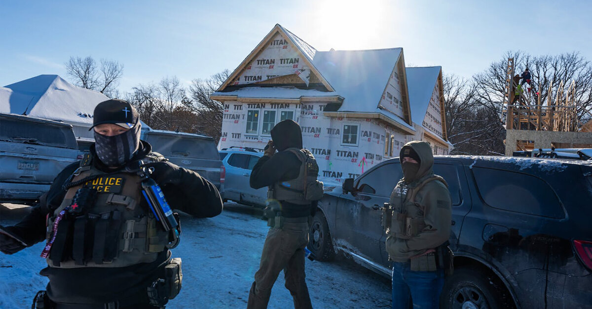 Minesotoje imigracijos pareigūnas paleido šūvius į agentus taranavusį kubietį