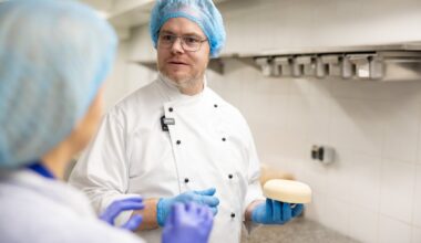 Prancūzas prieš Kalėdas kepa šimtus kilogramų kūčiukų