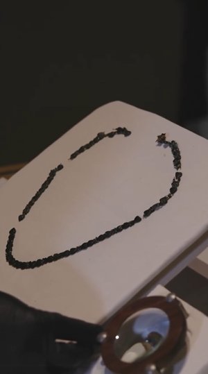 Iš „Titaniko“ nuolaužų ištrauktas vėrinys (nuotr. stop kadras)