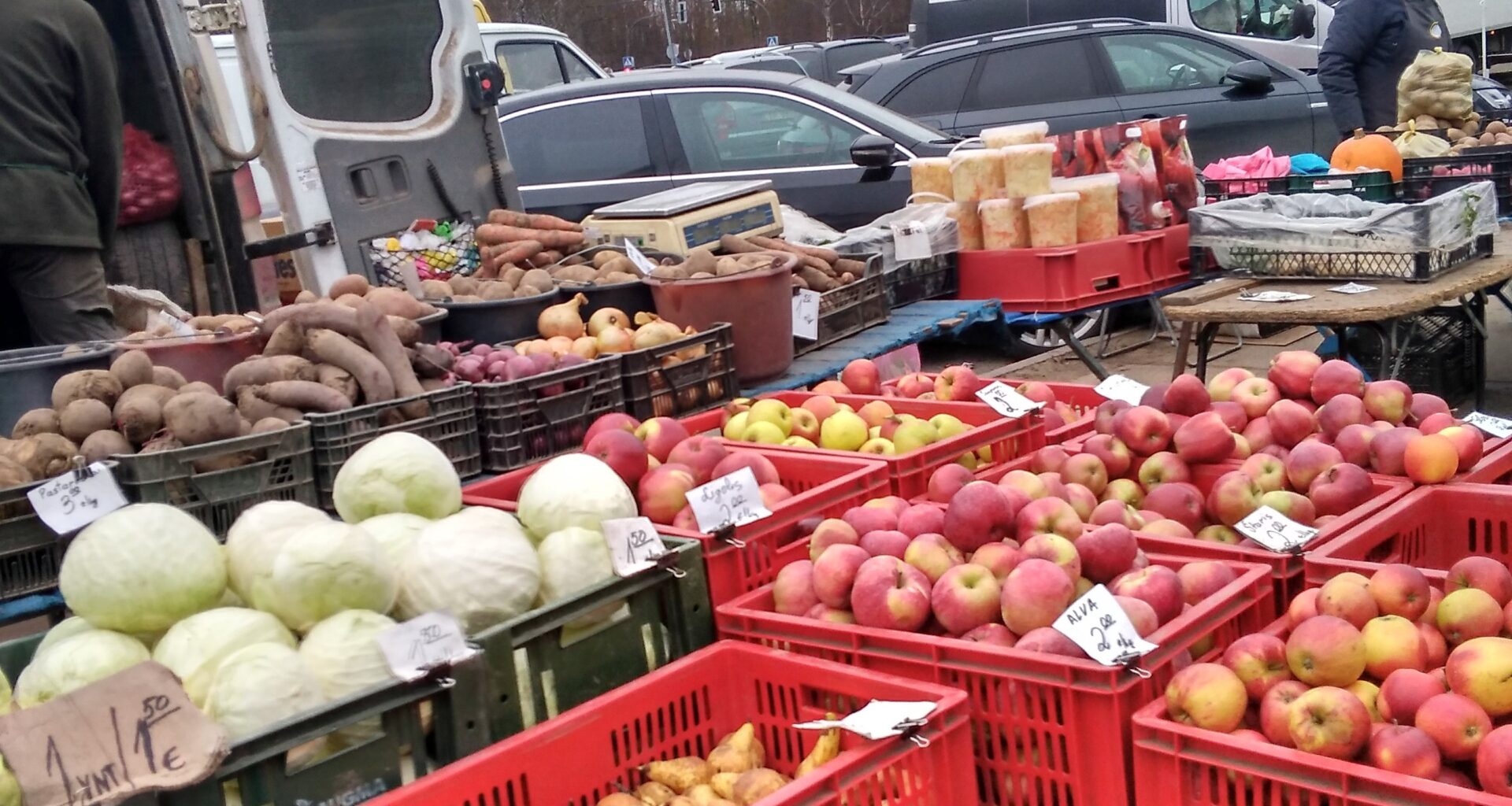 Ūkininkų turgus Kaune: brangiau nei prekybos centruose, bet pirkėjų – gausu