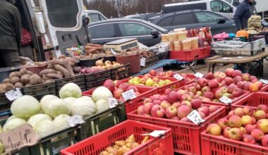 Ūkininkų turgus Kaune: brangiau nei prekybos centruose, bet pirkėjų – gausu