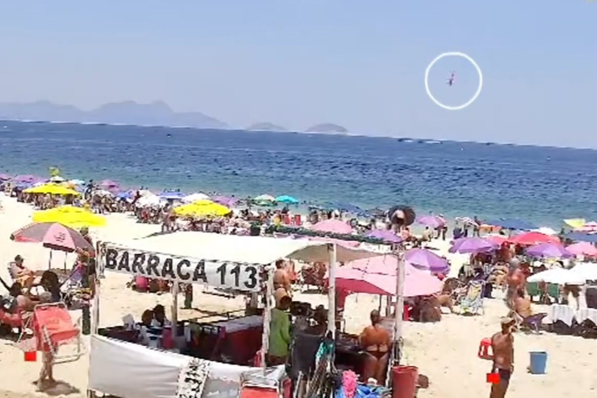 Poilsiautojų akivaizdoje į jūrą rėžėsi lėktuvas