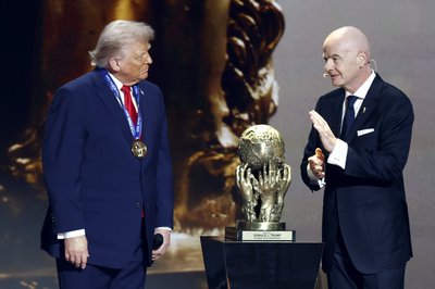 D. Trumpas gavo pirmąjį FIFA įsteigtą taikos prizą