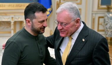 Zelenskį aukštinusį patarėją Trumpas išvadino idiotu ir privertė trauktis