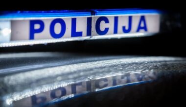 Incidentas Kelmėje: vidury baltos dienos jauna moteris vaikščiojo su narkotikų dėžute