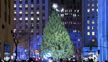 Niujorke įžiebta Rokfelerio centro Kalėdų eglutė