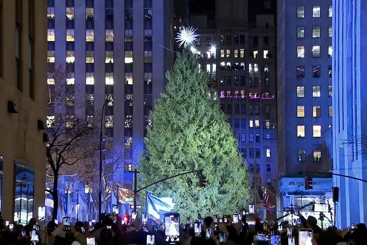 Niujorke įžiebta Rokfelerio centro Kalėdų eglutė