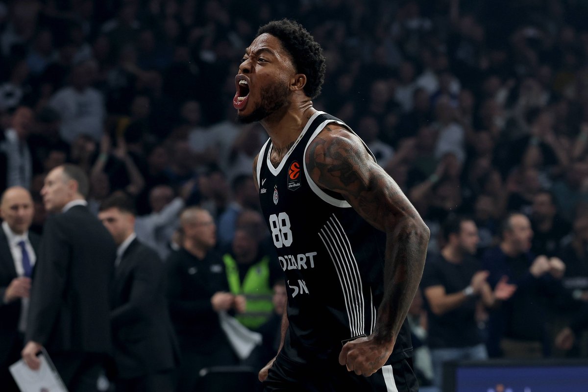 Nušvilpinėtas Jonesas pratrūko, o kapitonas atsiprašė fanų