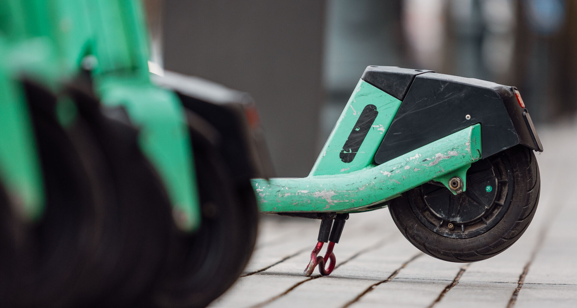 15-metės elgesys pėsčiųjų perėjoje paplonins tėvų piniginę: partrenkė elektriniu paspirtuku moterį