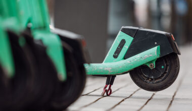 15-metės elgesys pėsčiųjų perėjoje paplonins tėvų piniginę: partrenkė elektriniu paspirtuku moterį