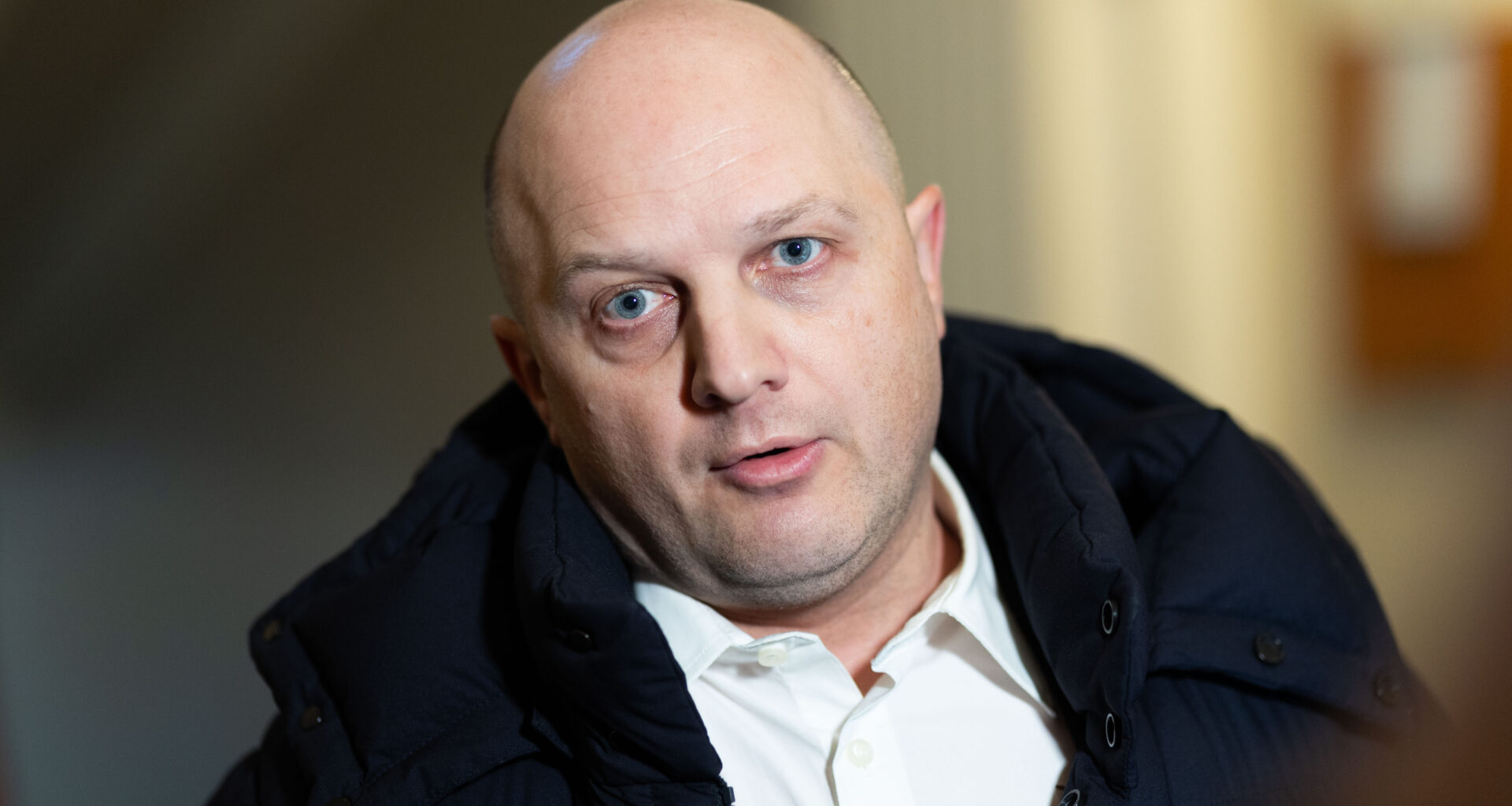 įsivėlę labai dideli, aukšti žmonės